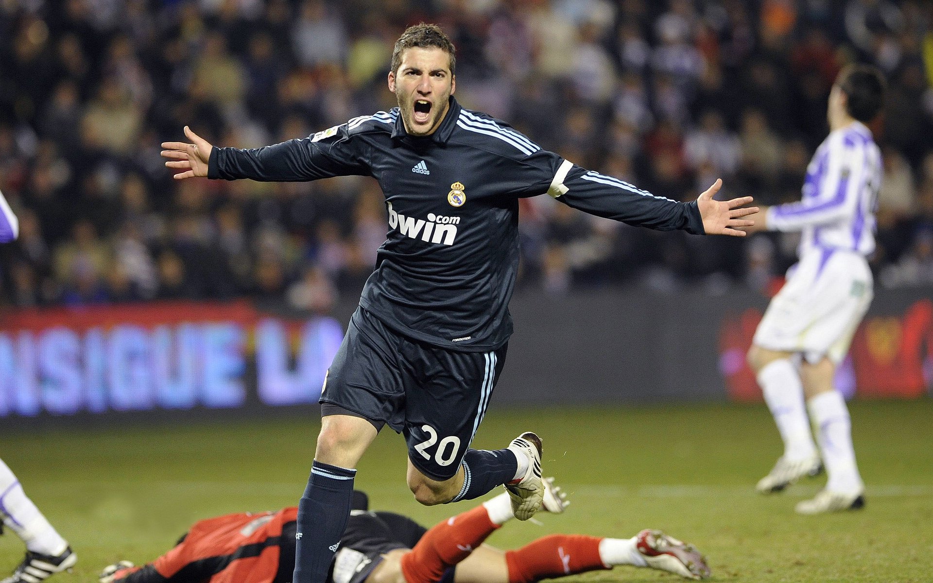 爱游戏电竞官网-卡昂球员集体发挥失常，客场惨败，卡昂足球俱乐部